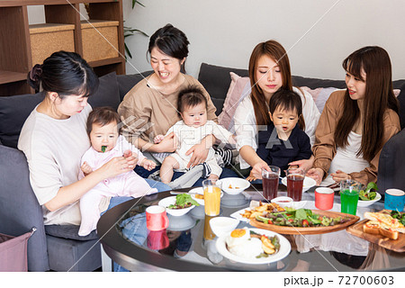 ベビーカフェでランチするママ友の写真素材