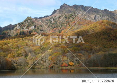 錦に染まる晩秋の戸隠山々 錦に染まる晩秋の戸隠山々 72700876