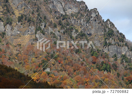錦に染まる晩秋の戸隠山 錦に染まる晩秋の戸隠山 72700882
