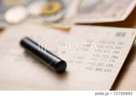 老後に必要なお金の通帳イメージ 72700892