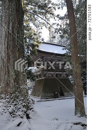雪の壇上伽藍の鐘楼 72701583