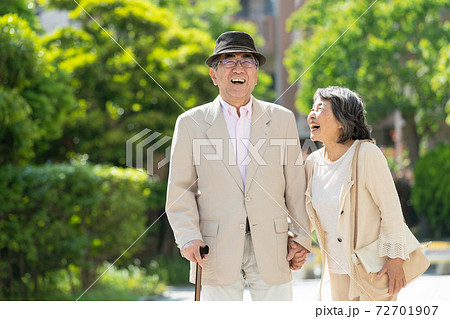 旅行を楽しむシニア夫婦 旅行を楽しむシニア夫婦 72701907