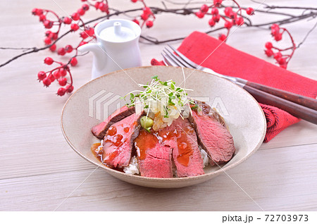 ローストビーフ丼 国産牛モモ肉の手作りローストビーフ 茹でタマネギとタレを添えて の写真素材