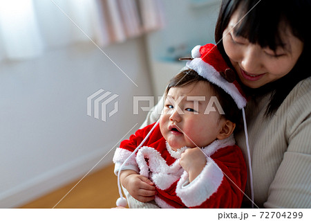 親子写真　子供サンタ　8ヶ月の乳児　 72704299