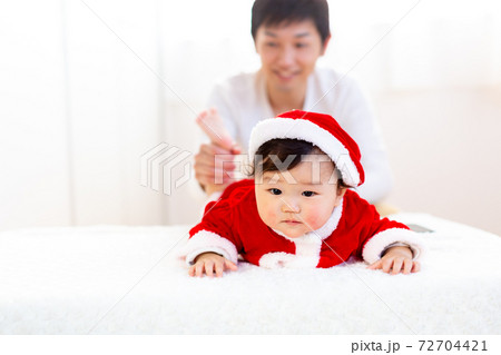 ファミリー写真　子供サンタ　8ヶ月の乳児　 72704421
