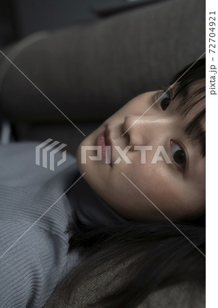 リラックスした女性のポートレート リラックスした女性のポートレート 72704921