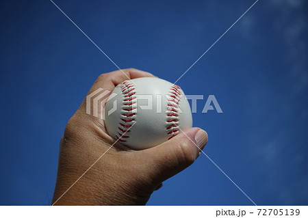 ボール ボールの握り 野球のボール 東京オリンピック ボールイメージの写真素材