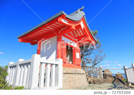 【高知県】快晴下の竜王宮(桂浜) 【高知県】快晴下の竜王宮(桂浜) 72705300