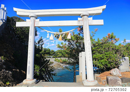 【高知県】快晴下の竜王宮(桂浜) 【高知県】快晴下の竜王宮(桂浜) 72705302