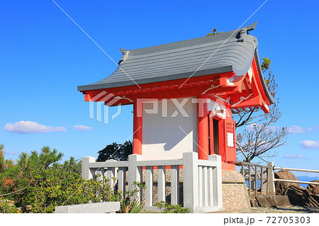 【高知県】快晴下の竜王宮（桂浜） 72705303