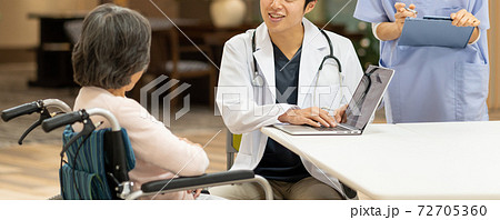 診察する医師と車椅子のシニア女性 診察する医師と車椅子のシニア女性 72705360