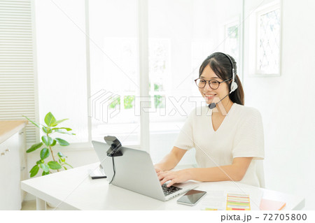 自宅でweb会議をする女性 自宅でweb会議をする女性 72705800