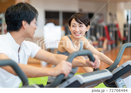 スポーツクラブ エアロバイク カップル 72706494