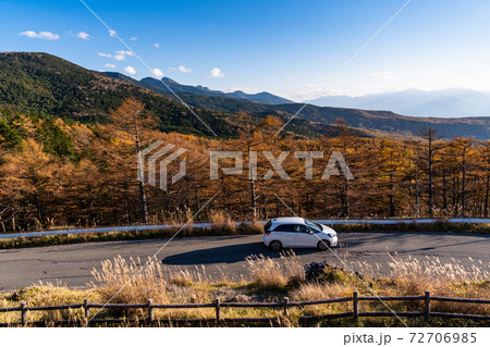 長野県 蓼科メルヘン街道を走る車の写真素材