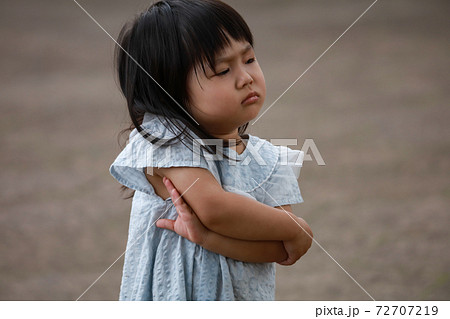 怒る女の子 怒る女の子 72707219