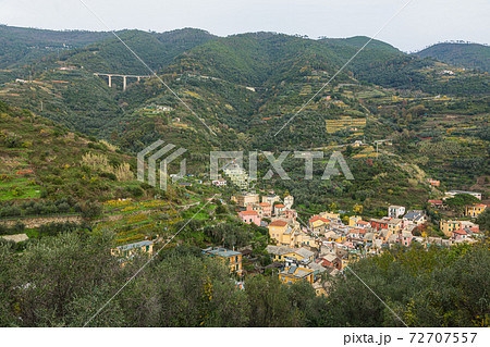 イタリア　チンクエ・テッレ　モンテロッソ・アル・マーレの街並み 72707557