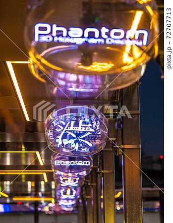 日本の東京都市景観　大変貌する渋谷駅・西口に出現した空中回廊と近未来的な“3D空中サイネージ” 72707713