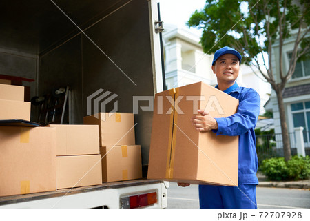 Courier with cardboard box 72707928