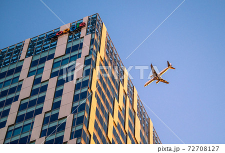 日本の東京都市景観 冬至の渋谷から望む航空機(左の渋谷ストリームや機体も夕日を浴びオレンジ色に…) 日本の東京都市景観 冬至の渋谷から望む航空機(左の渋谷ストリームや機体も夕日を浴びオレンジ色に…) 72708127
