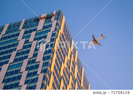 日本の東京都市景観 冬至の渋谷から望む航空機(左の渋谷ストリームや機体も夕日を浴びオレンジ色に…) 日本の東京都市景観 冬至の渋谷から望む航空機(左の渋谷ストリームや機体も夕日を浴びオレンジ色に…) 72708128