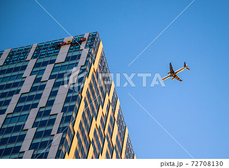 日本の東京都市景観 冬至の渋谷から望む航空機(左の渋谷ストリームや機体も夕日を浴びオレンジ色に…) 日本の東京都市景観 冬至の渋谷から望む航空機(左の渋谷ストリームや機体も夕日を浴びオレンジ色に…) 72708130