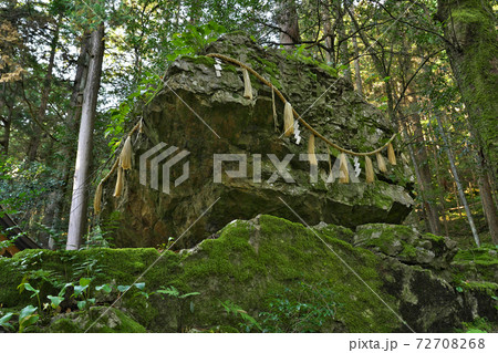 【戸隠神社 (重ね岩)】 岐阜県郡上市和良町宮地 【戸隠神社 (重ね岩)】 岐阜県郡上市和良町宮地 72708268