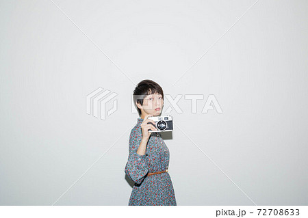 フィルムカメラを持って立つ若い女性 フィルムカメラを持って立つ若い女性 72708633