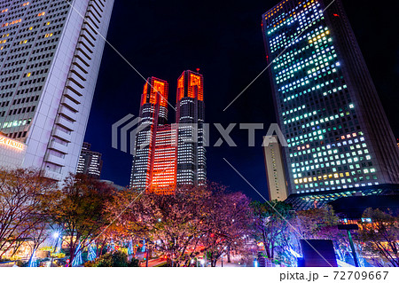 東京 西新宿 ビル街の夜景の写真素材