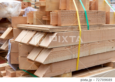 新築一戸建ての建設現場に置いてある木材 新築一戸建ての建設現場に置いてある木材 72709689