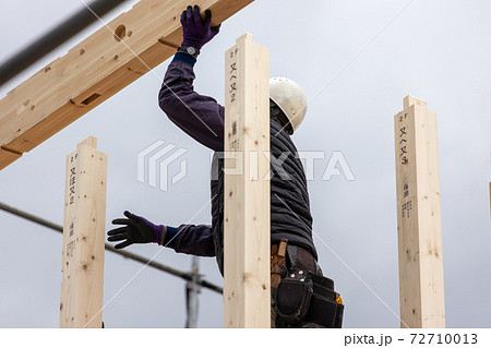 新築一戸建ての上棟風景 新築一戸建ての上棟風景 72710013