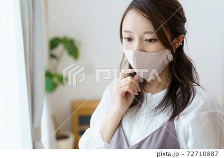マスクをつけた女性 　 72710887
