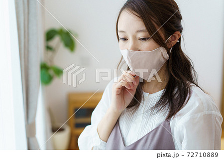 マスクをつけた女性 マスクをつけた女性 72710889