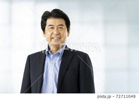 笑顔の60代男性　ポートレート 72711049