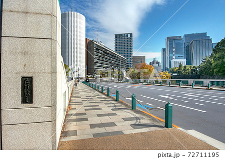 東京都千代田区北の丸公園の竹橋と代官町通り 東京都千代田区北の丸公園の竹橋と代官町通り 72711195