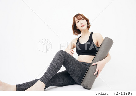 ストレッチ スポーツ ヨガ トレーニング 運動 柔軟 若い女性 ストレッチ スポーツ ヨガ トレーニング 運動 柔軟 若い女性 72711395