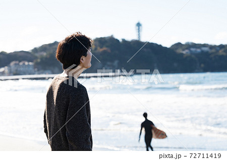 江ノ島の海を眺める男性 江ノ島の海を眺める男性 72711419