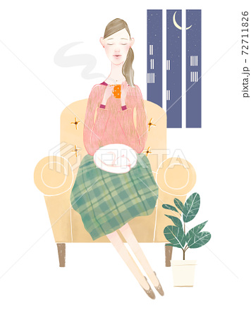 家のソファでくつろぎながら夜リラックスして暖かい飲み物を飲むオシャレな女性のイラストのイラスト素材
