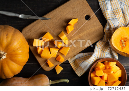 Scene preparation pumpkins for baking. Top view. 72712485