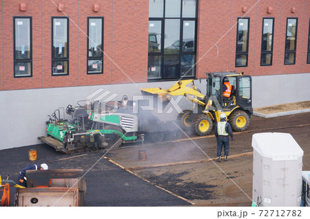 アスファルトフィニッシャーにアスファルトを溜める作業 アスファルトフィニッシャーにアスファルトを溜める作業 72712782