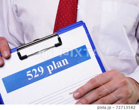 The manager offers to sign the 529 plan application. 72713582