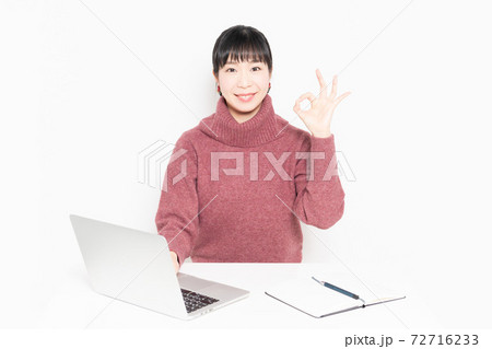 ノートパソコンを使いながらOKのジェスチャーをする女性 ノートパソコンを使いながらOKのジェスチャーをする女性 72716233