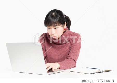 ノートパソコンを使いながら怒っている女性 72716813