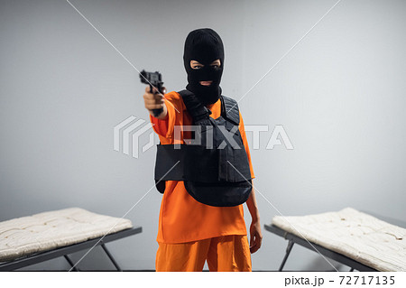 A young girl gets a mask, weapons and body armor and makes an armed attack on the prison guards 72717135