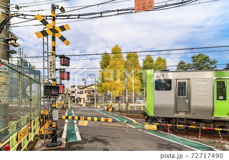 [東京・駒込] 田端駅から山手線の第二中里踏切を通って駒込駅に向かう電車。 72717490