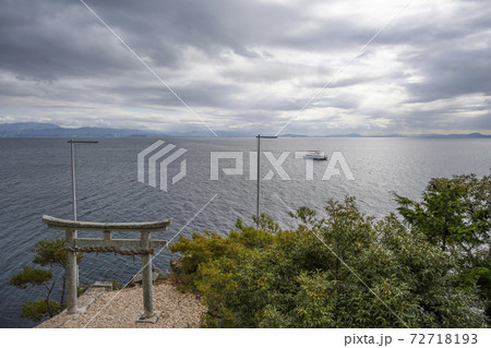 竹生島神社　竜神拝所より宮崎鳥居とびわ湖を望む 72718193