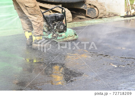 道路のアスファルト舗装工事 72718209