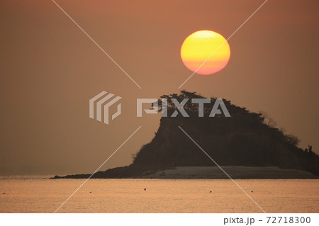 夕焼け 海岸 海 72718300