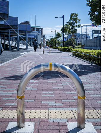 自転車と歩行者が通る広い歩道 自転車と歩行者が通る広い歩道 72719994