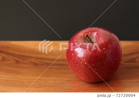 木のプレートにのったふじりんご 72720004