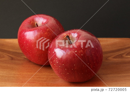 木のプレートにのったふじりんご 72720005